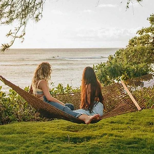 hai cô gái ngồi võng du lịch