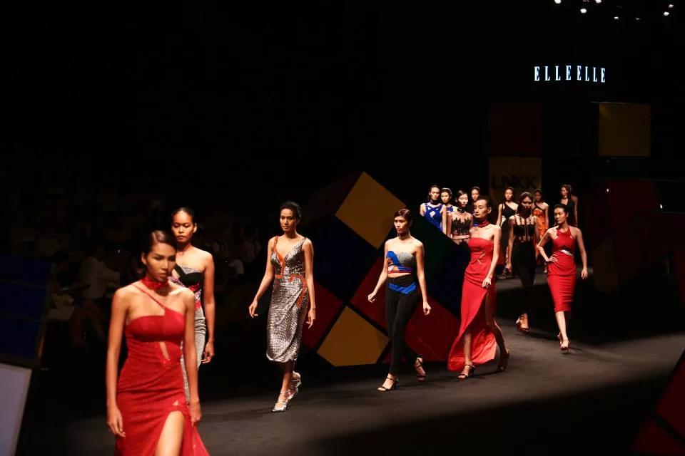 sân khấu ELLE Fashion Show thay đổi qua các năm