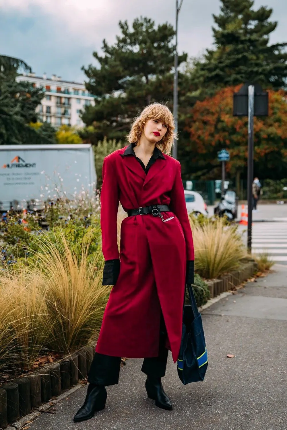 áo khoác trench coach màu đỏ Viva Magenta