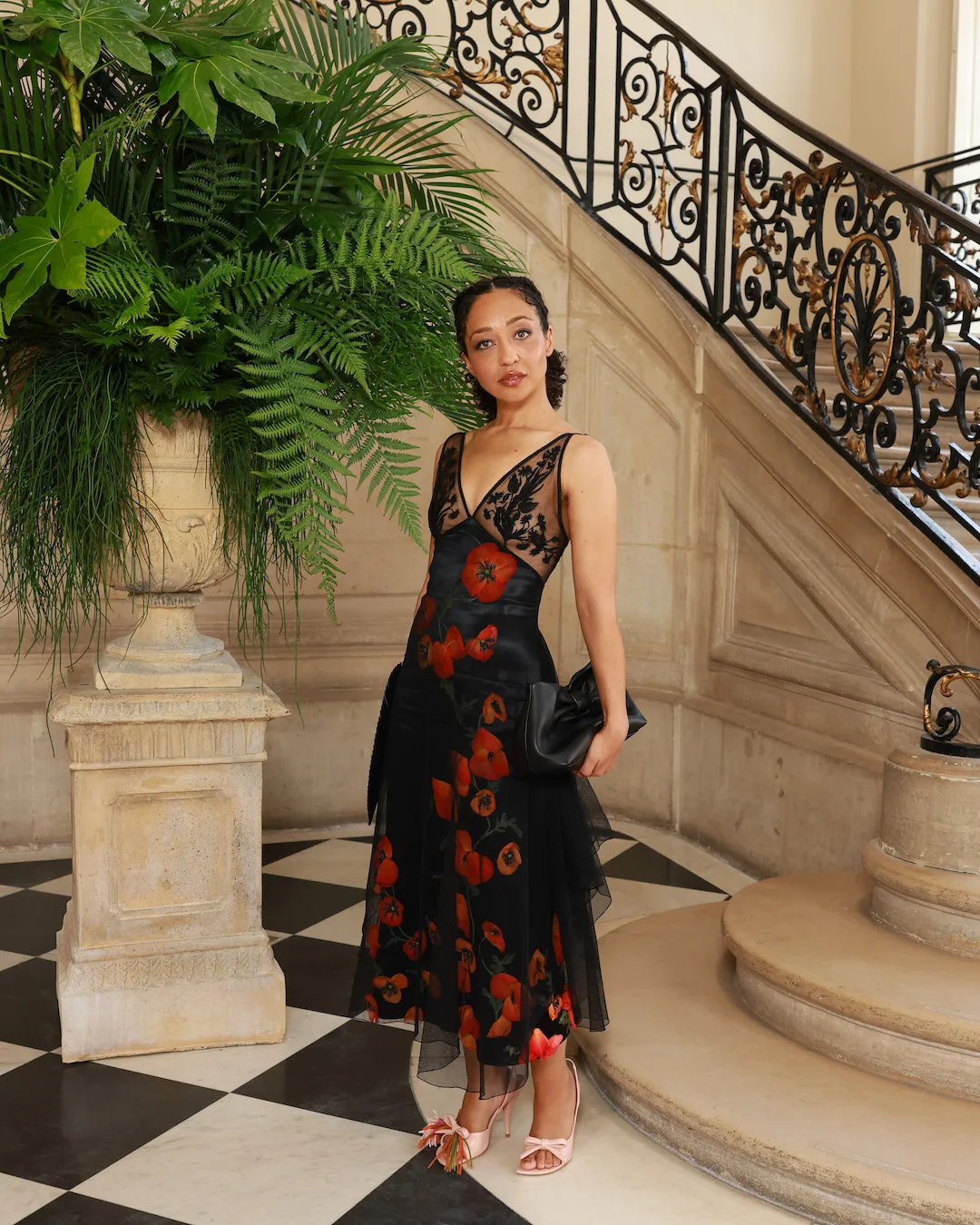 Ruth Negga diện đầm xuyên thấu thêu hoa poppy đỏ rực rỡ mang vẻ đẹp vừa cổ điển vừa quyến rũ.