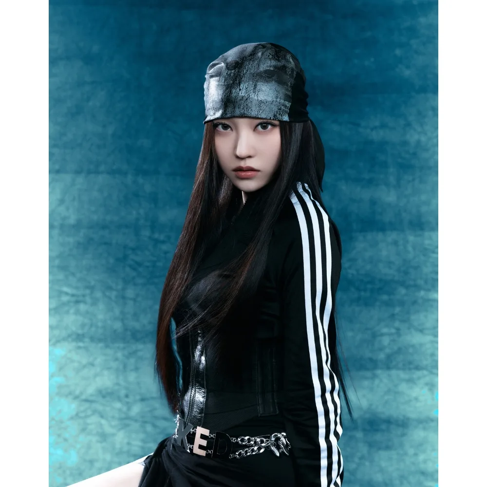 Idol K-pop Youngseo (ALLDAY PROJECT) quấn khăn bandana lên đầu.