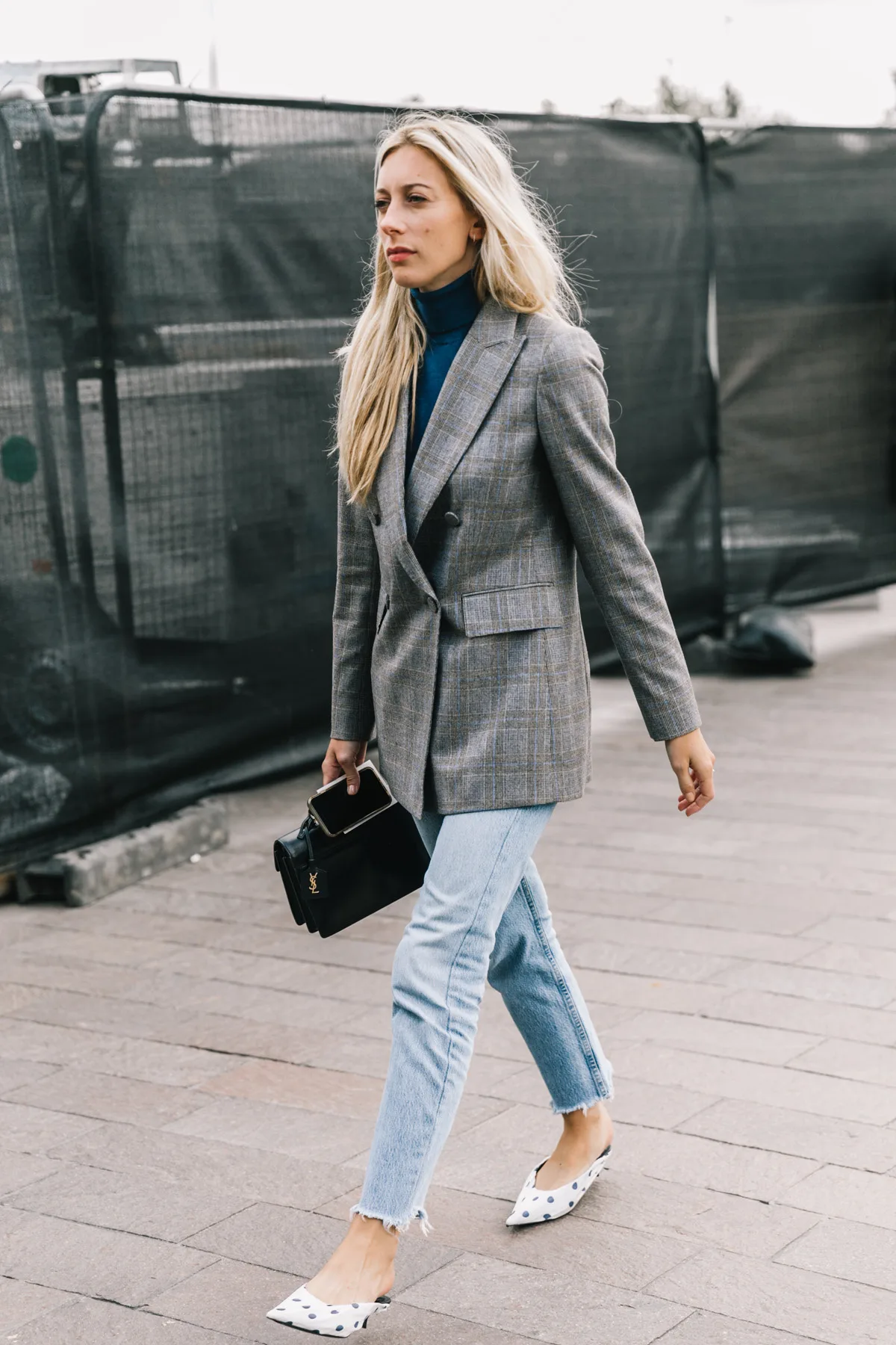 phong cách thời trang menswear áo khoác blazer boyfriend và giày chấm bi