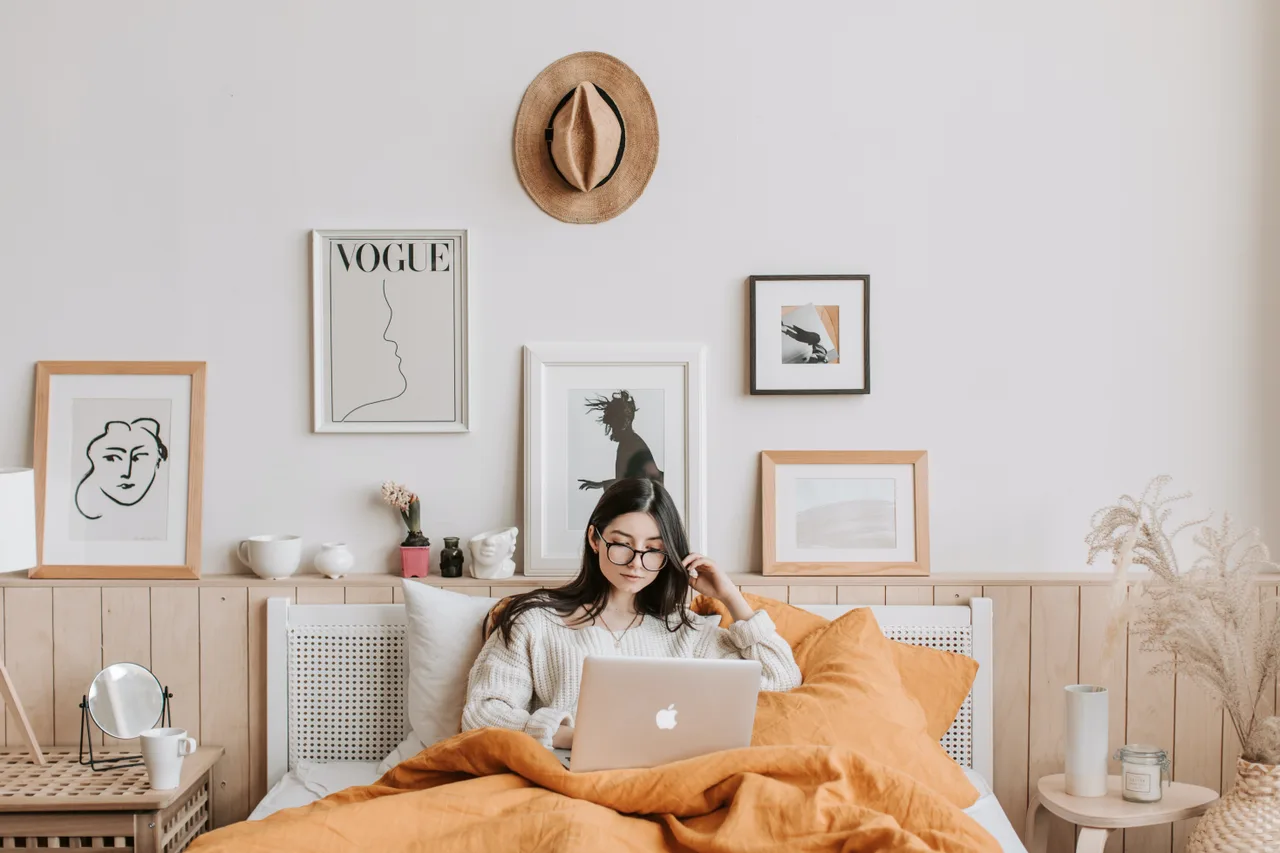 lười biếng cô gái dùng máy tính trên giường