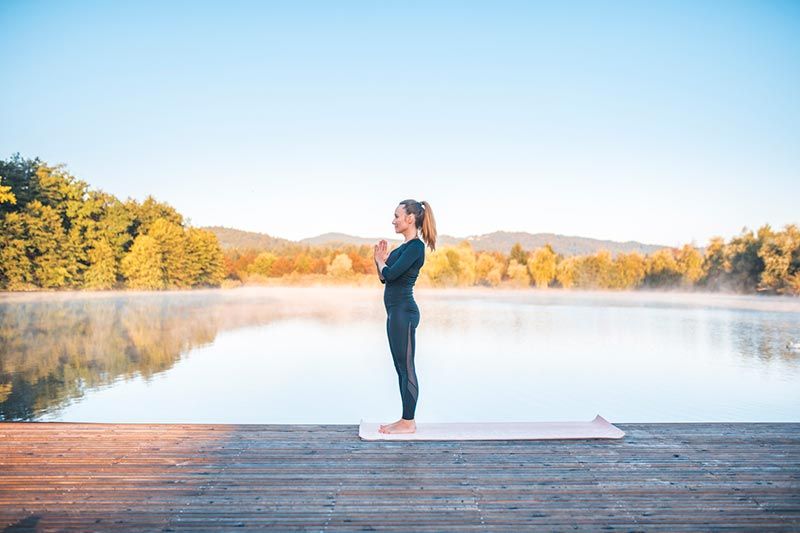 Tập yoga với tư thế ngọn núi Tập yoga với tư thế ngọn núi