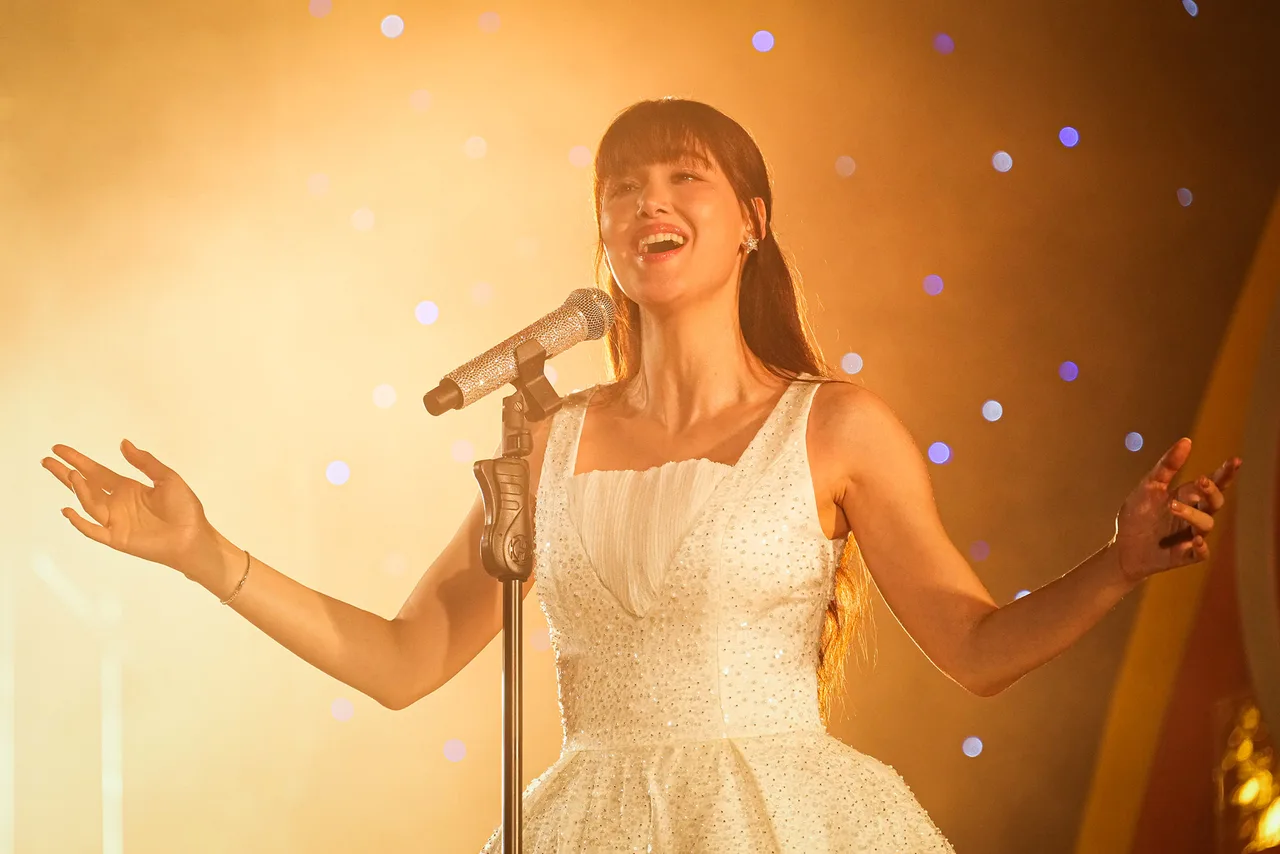 Jacqueline Muench là diễn viên, người mẫu, ca sĩ và MC mang hai dòng máu Đức - Thái.