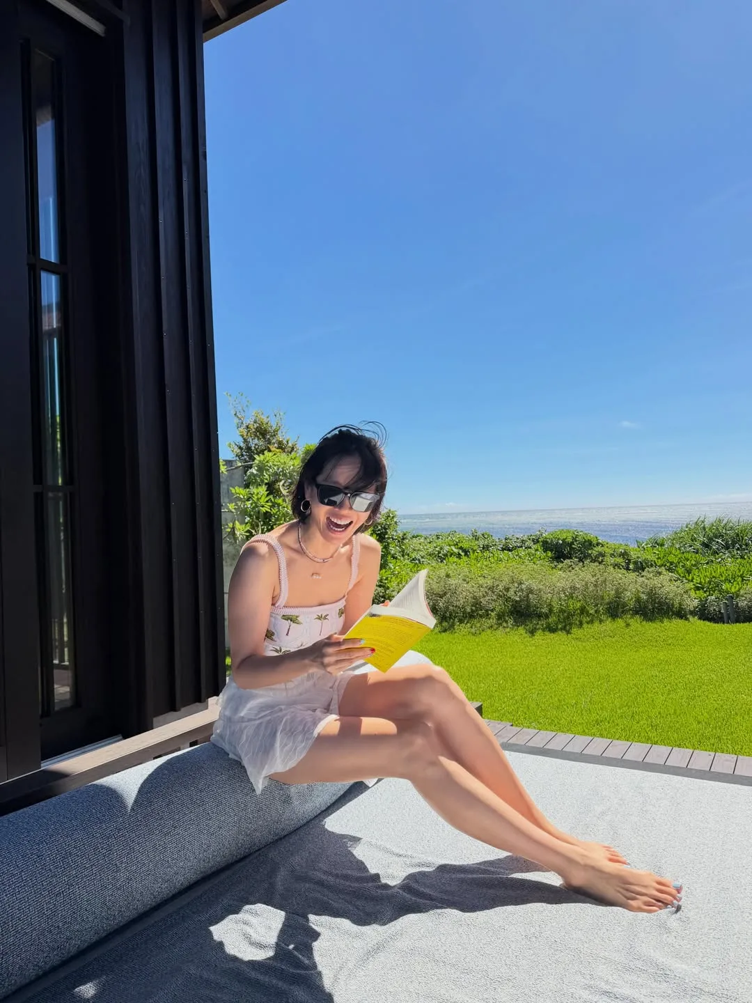 Chiếc đầm hoa hai dây nhẹ nhàng giúp Son Ye Jin hoàn thiện diện mạo nghỉ dưỡng nữ tính và thư thái bên biển.