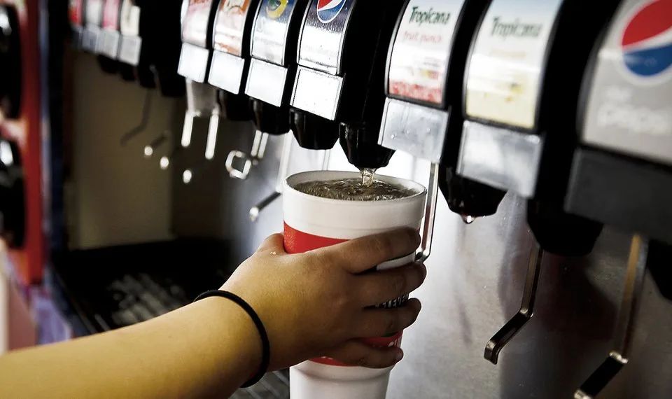 Tiêu thụ lượng lớn soda ăn kiêng có khả năng gây mất kiểm soát cân nặng và gây rối loạn chức năng tiêu hoá. giảm cân - rót