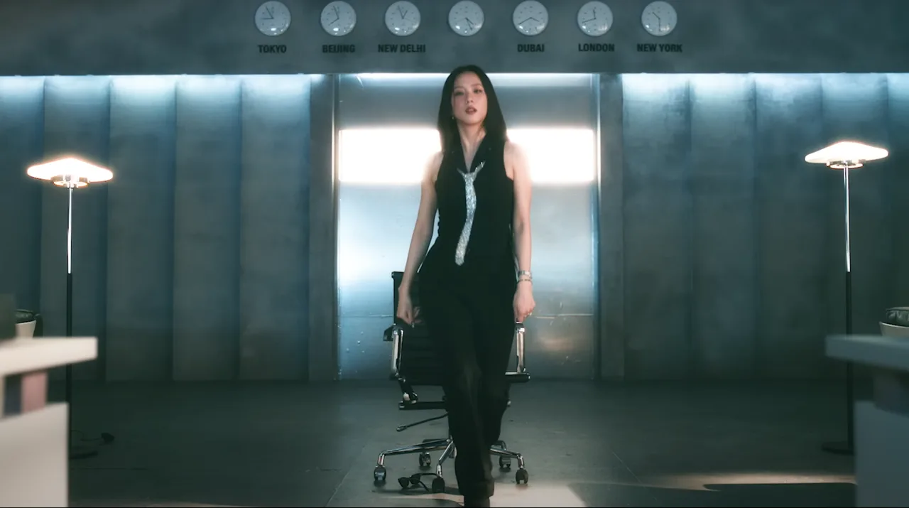 jisoo diện cà vạt