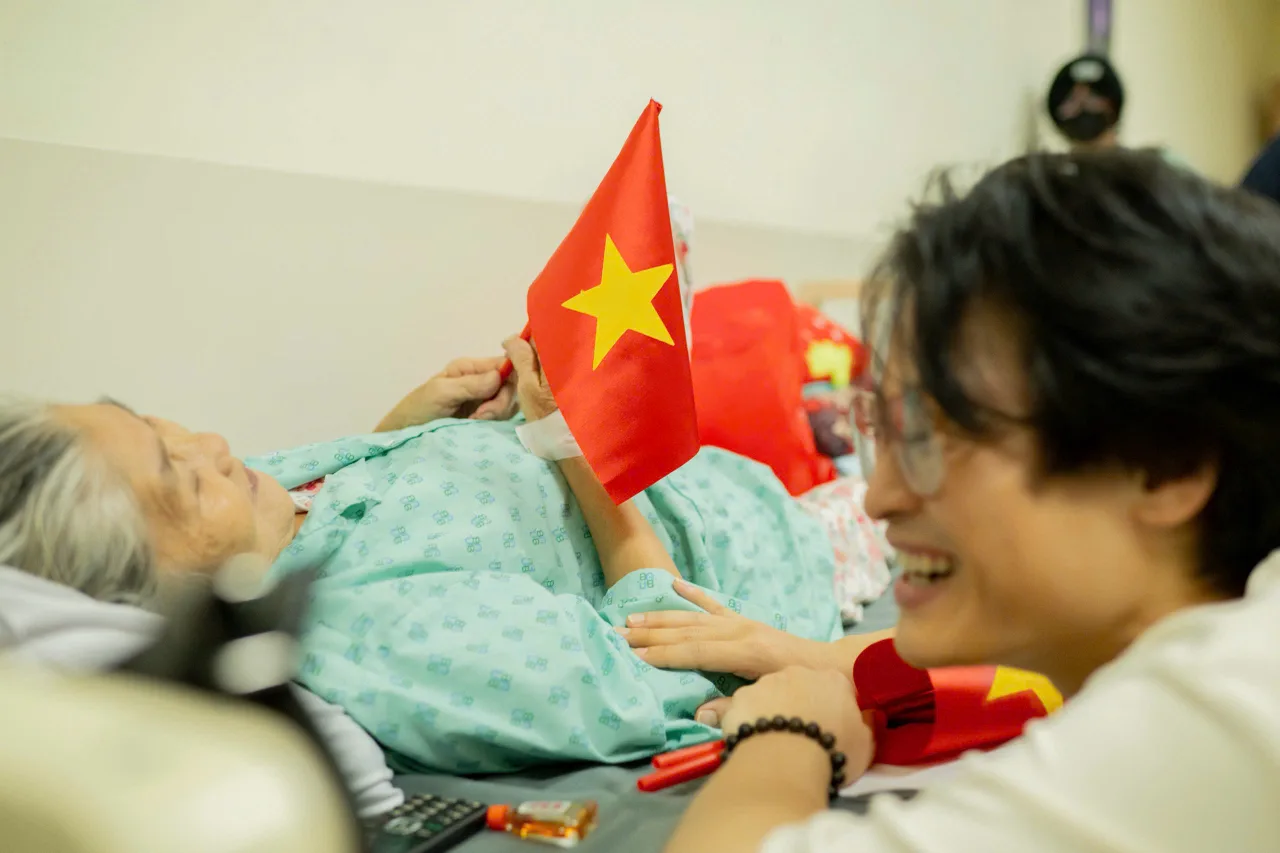 Hà Anh Tuấn trò chuyện với bệnh nhân ở bệnh viện Ung Bướu TPHCM