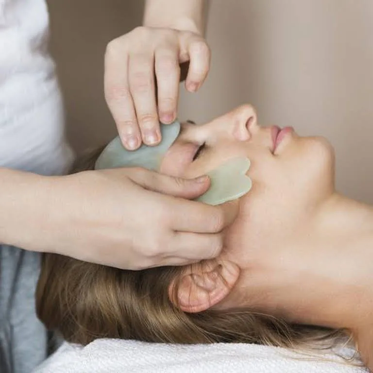 Nếu không áp dụng đúng cách, phương pháp Gua Sha có thể gây tổn thương cho da. Ảnh: Gettyimages. massage cho da mặt căng mịn