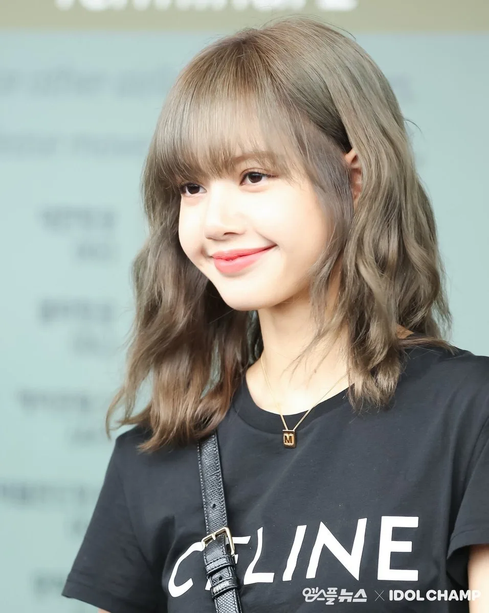 Da ngăm Lisa Blackpink màu tóc nâu lạnh ánh khói mới lạ Da ngăm Lisa Blackpink màu tóc nâu lạnh ánh khói mới lạ