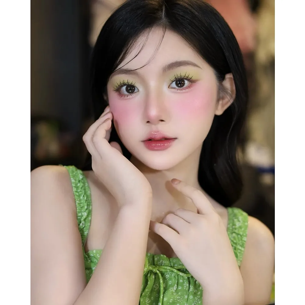 Cô gái khoe trọn đôi mắt màu xanh matcha latte nổi bật - gợi ý makeup đi concert
