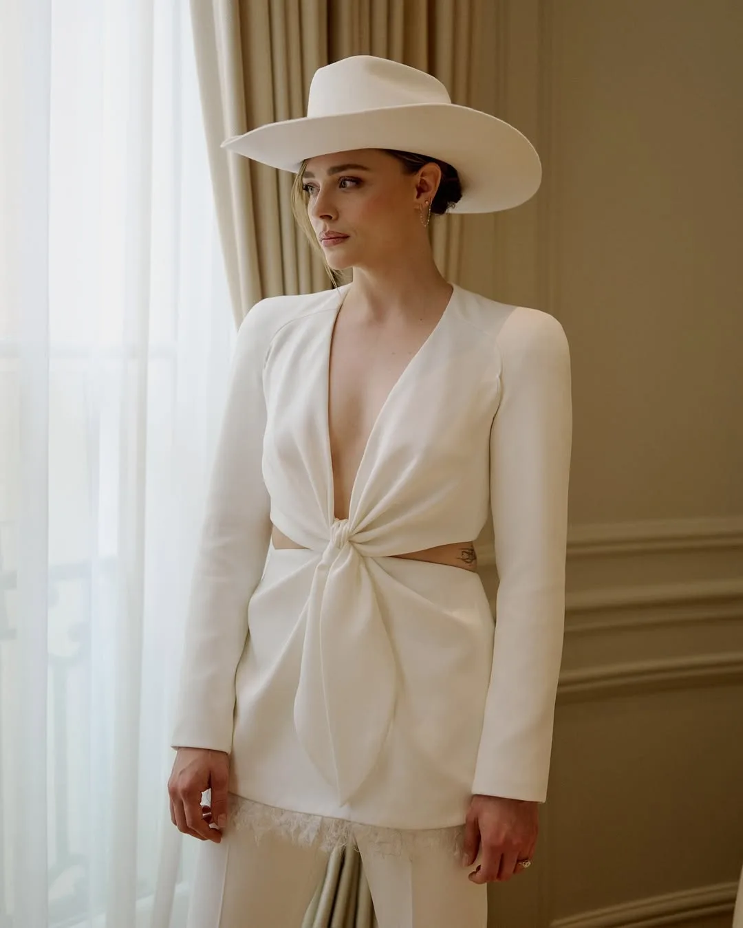 vest trắng Chloë Grace Moretz
