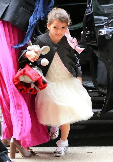 Suri Cruise - con gái nam tài tử Tom Cruise cũng thường xuyên diện Mischka Aoki.