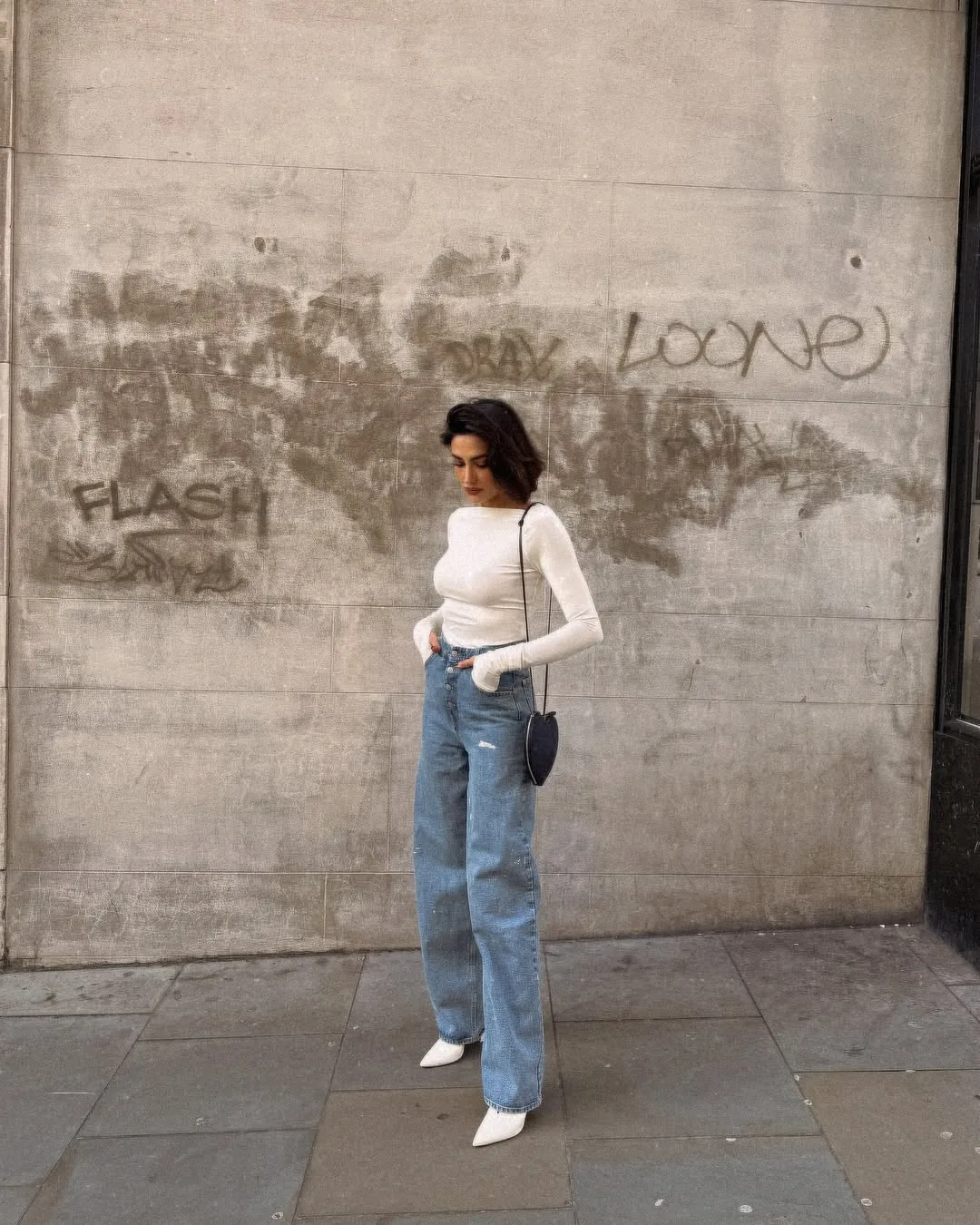 Bí kíp hack chân dài với quần jeans ống rộng và giày cao gót mũi nhọn.