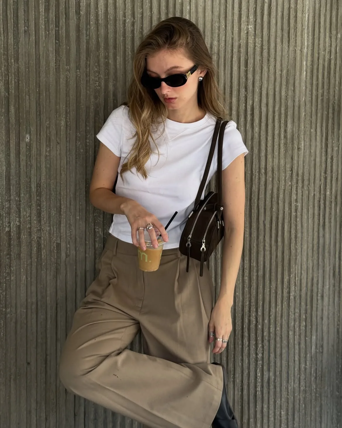 Quần tây slouchy và babytee năng động.