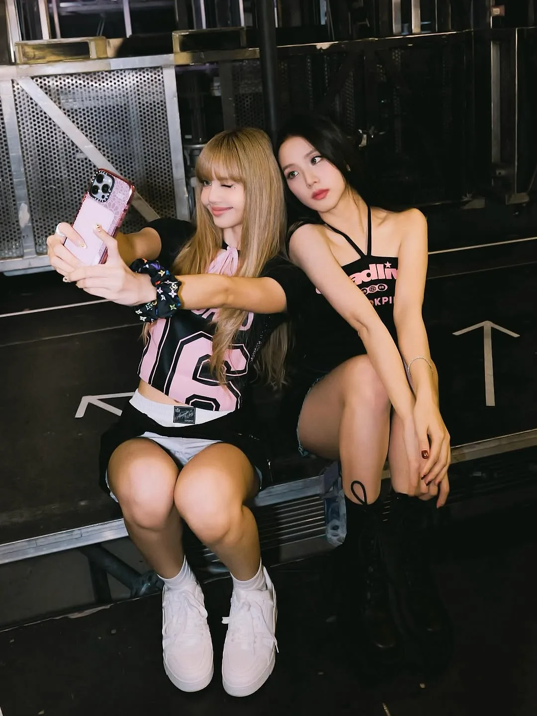 Lisa và Jisoo diện merch DEADLINE