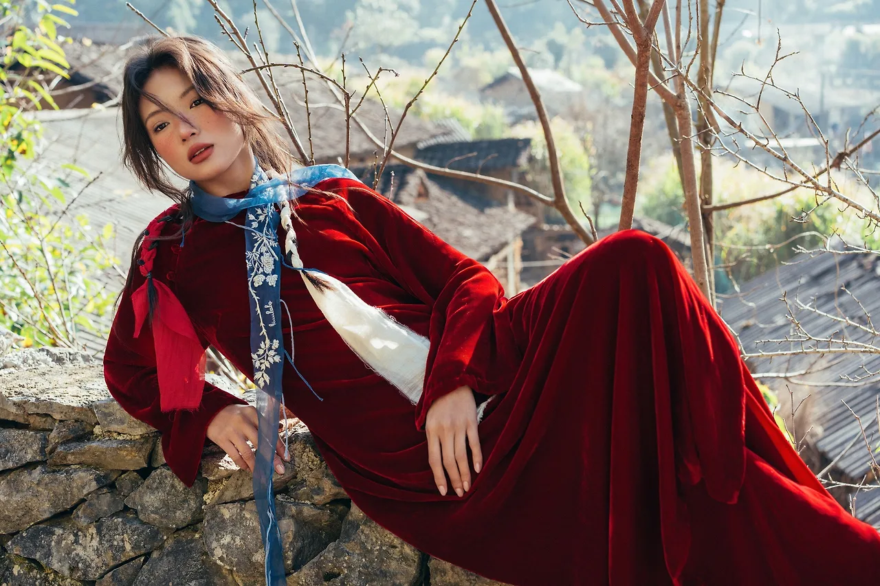 Áo dài nhung đỏ Huulala