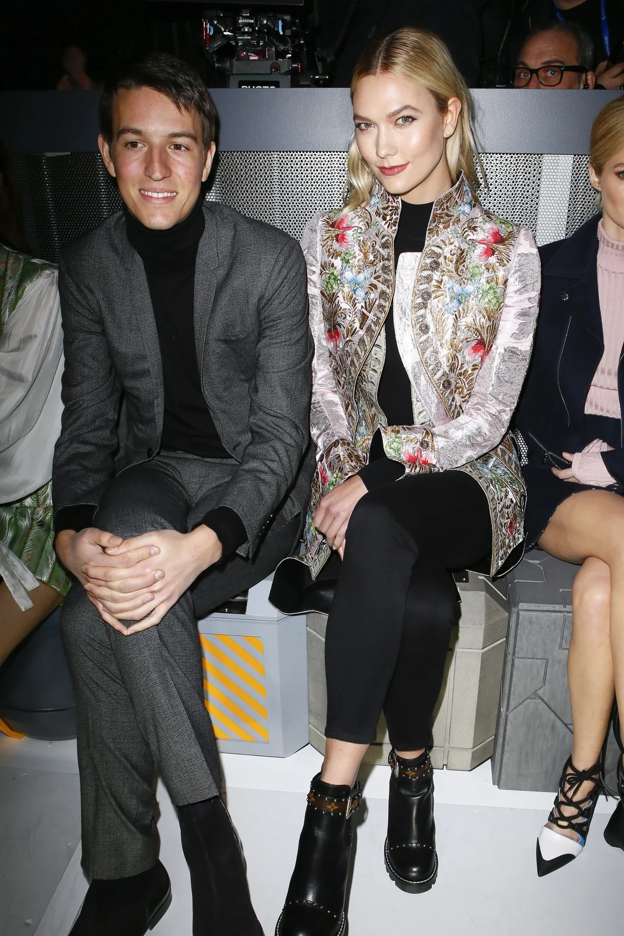 elle-viet-nam-pham-bang-bang-dien-cay-den-pha-cach-tren-hang-ghe-dau-show-thudong-thuong-hieu-louis-vuitton elle-viet-nam-pham-bang-bang-dien-cay-den-pha-cach-tren-hang-ghe-dau-show-thudong-thuong-hieu-louis-vuitton