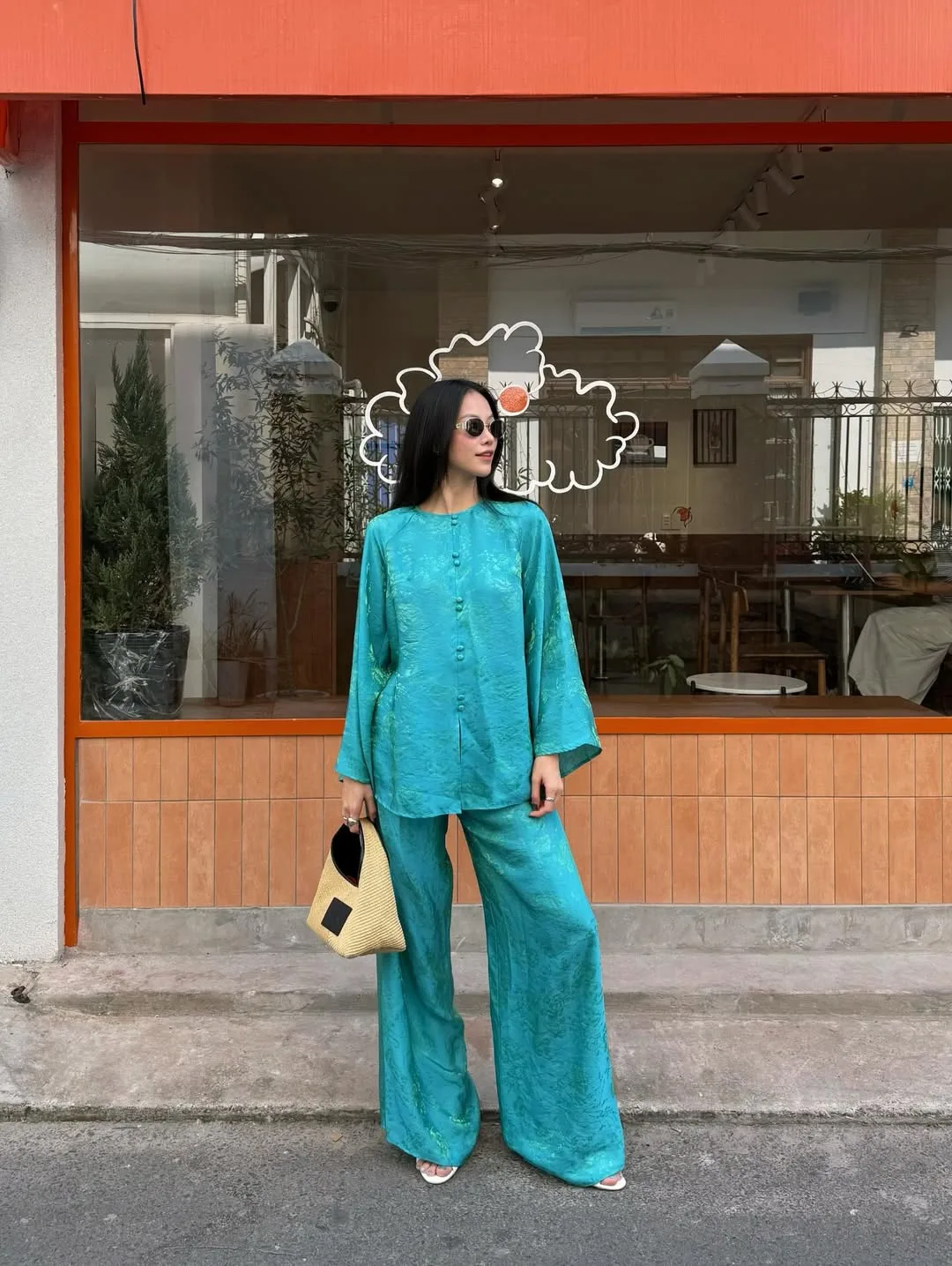 Hoa Hậu Phương Khánh mặc áo bà ba