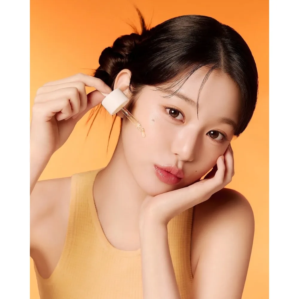 Jang Won Young (IVE) nhỏ tinh chất lên da.