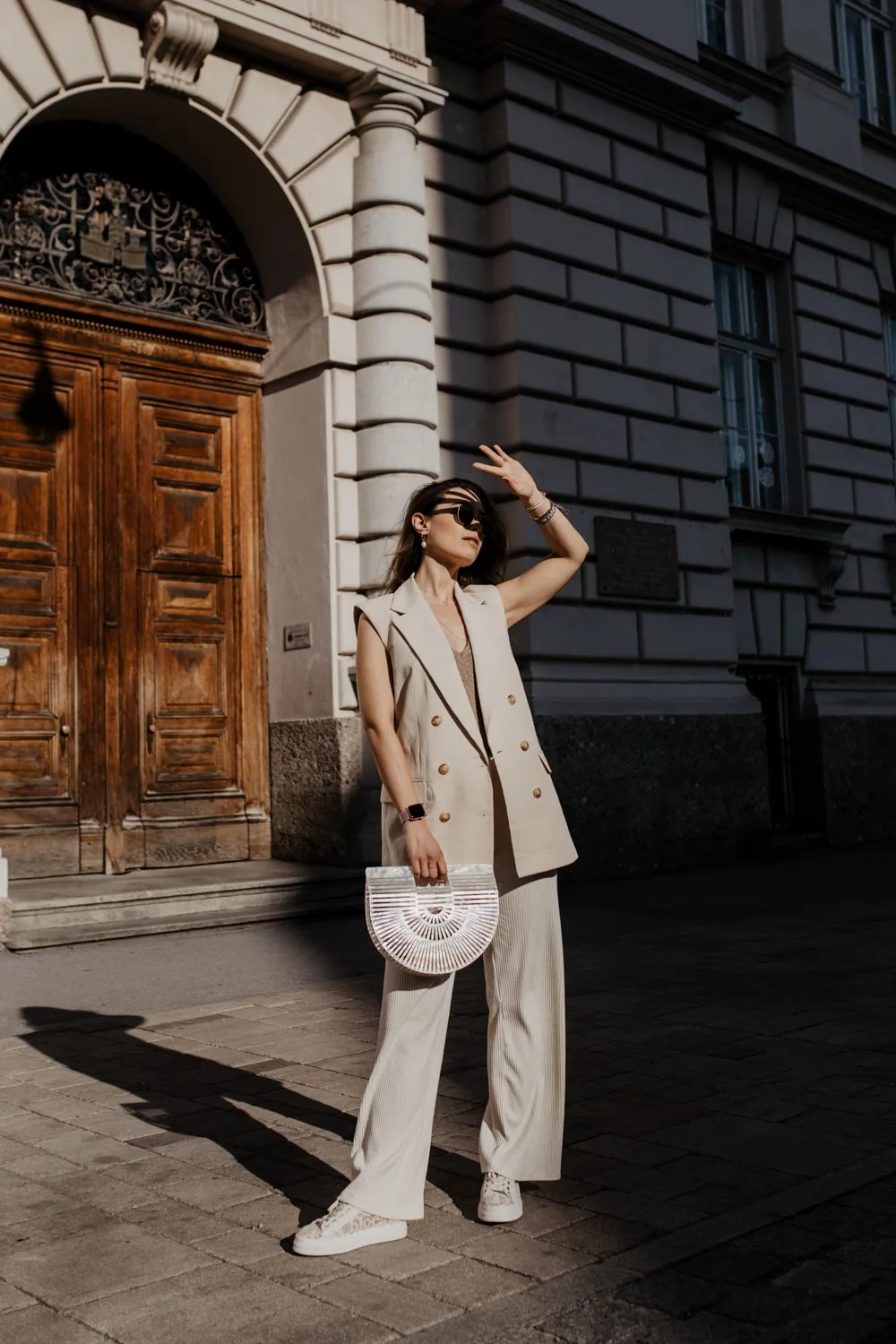 áo blazer không tay sành điệu phối cùng quần tây thời thượng