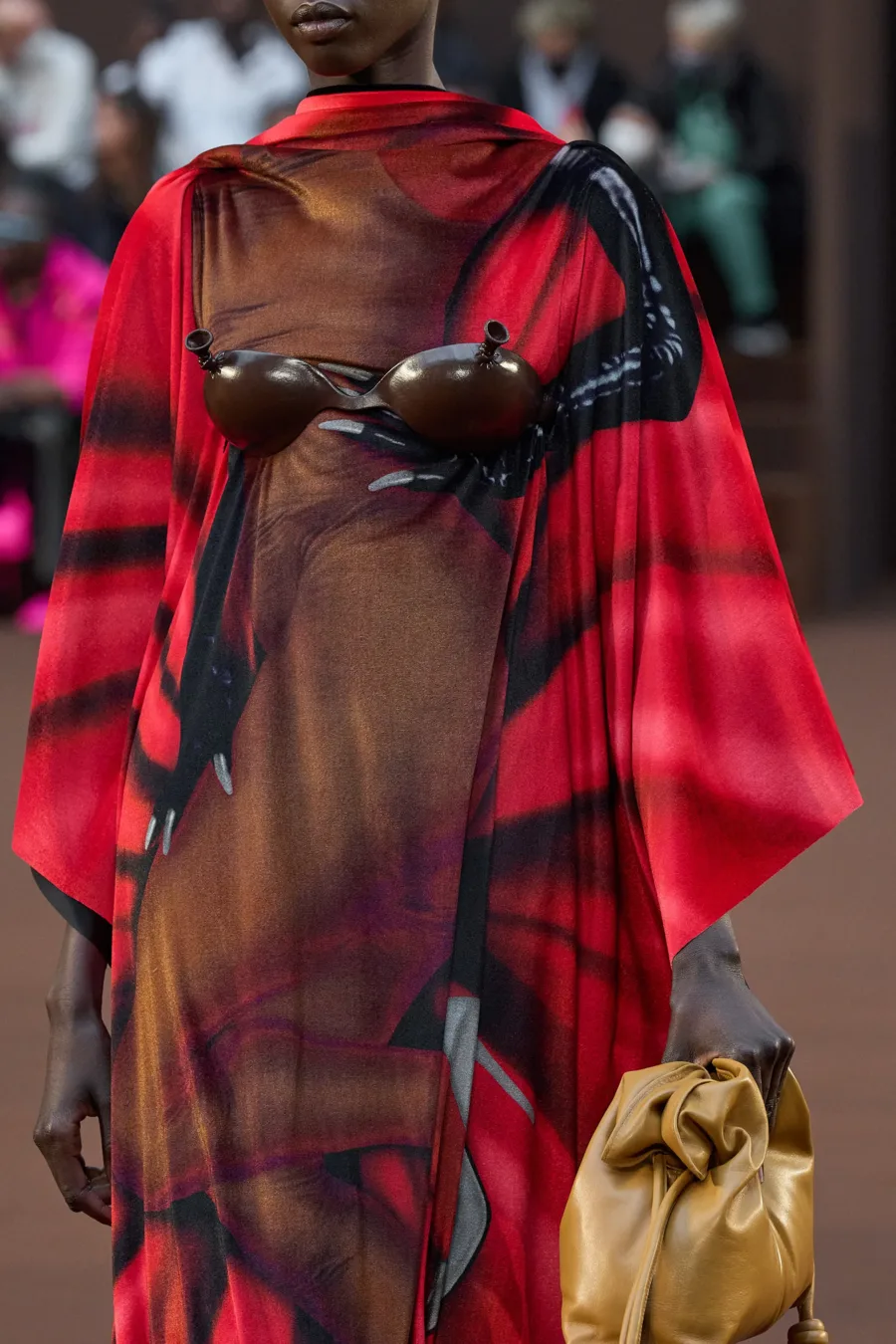 váy choàng Loewe