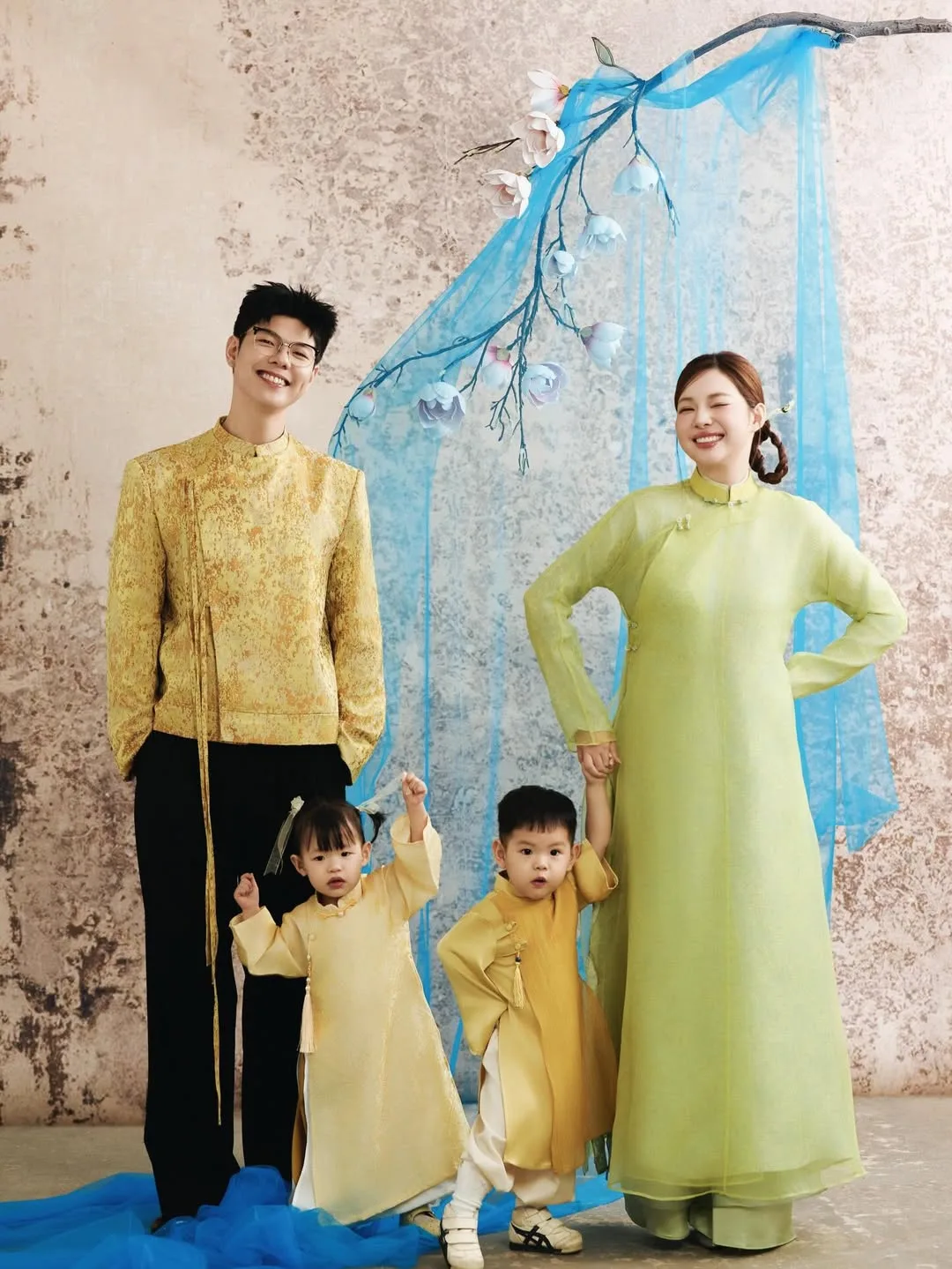 Áo dài cách tân và áo truyền thống được nhiều gia đình lựa chọn làm đồng phục du Xuân năm nay.