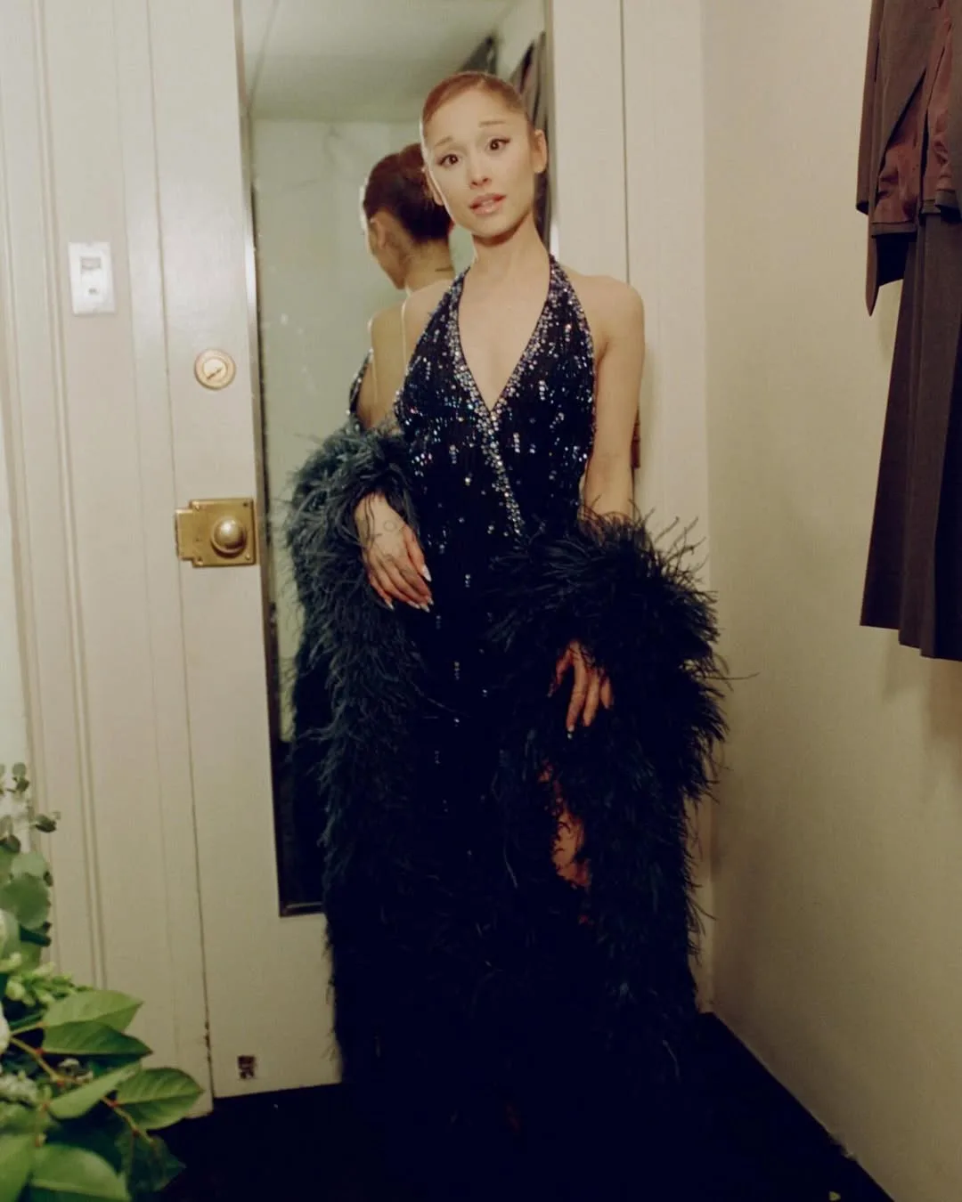 Ariana tiếp tục thay đổi sang một thiết kế khác của Bob Mackie từ năm 1976