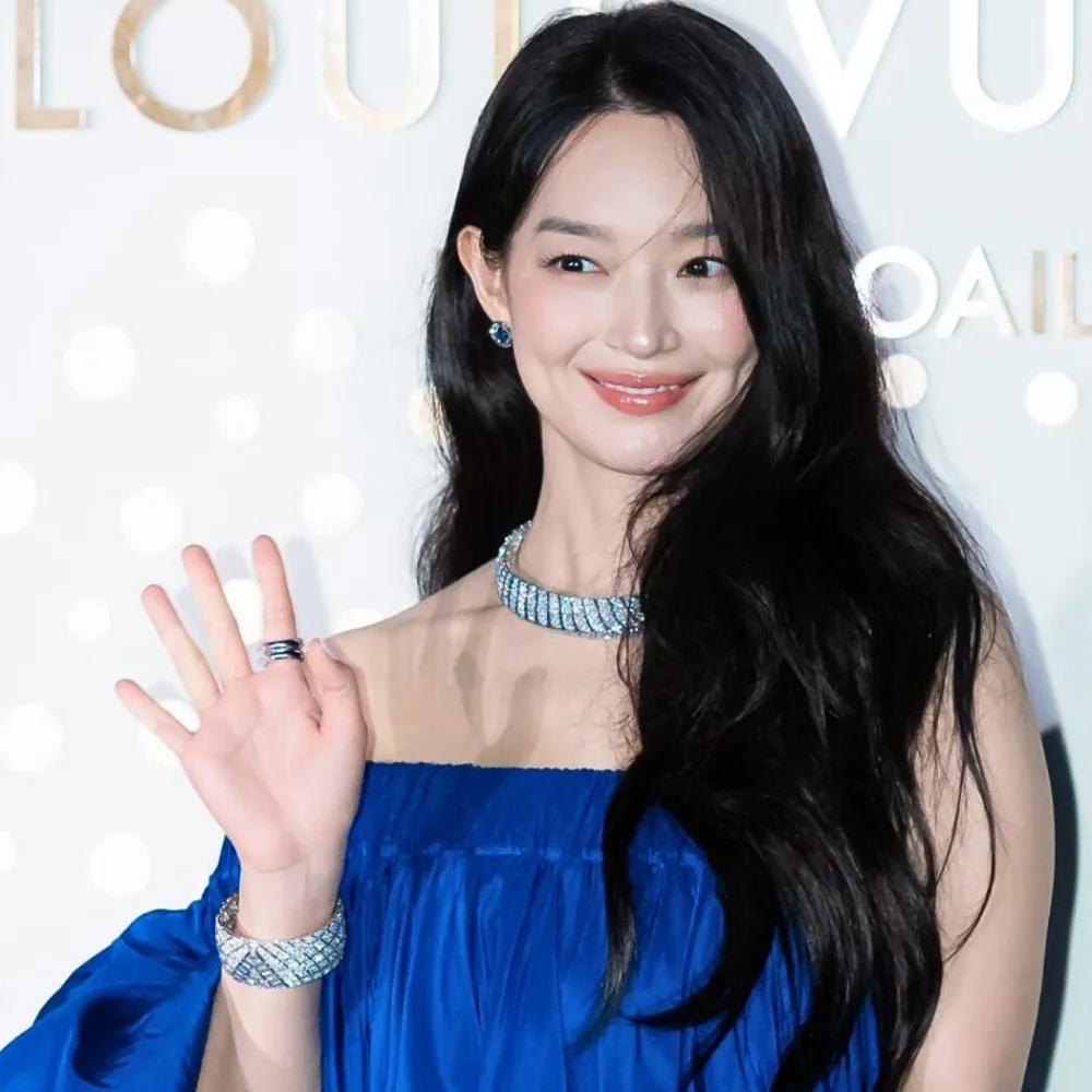 Shin Min Ah mang áo xanh dương đậm