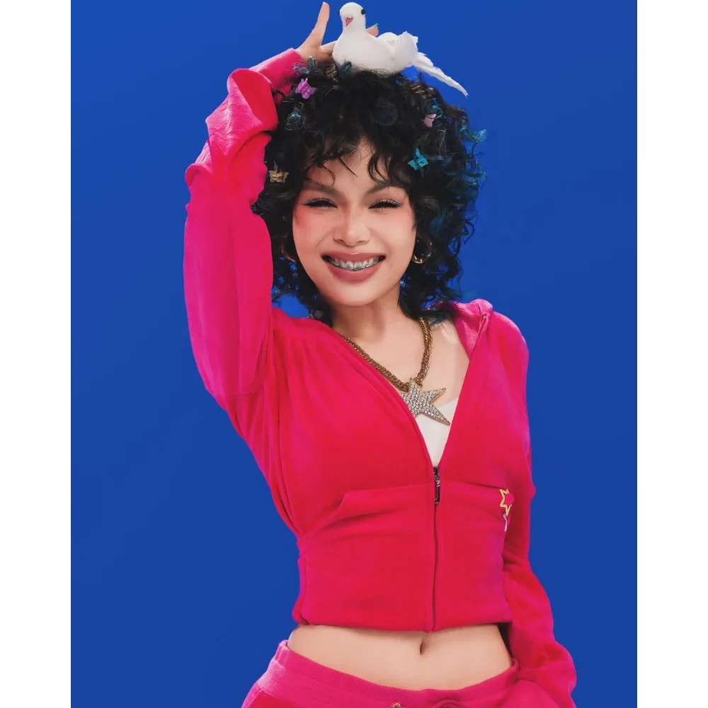 Rapper Liu Grace niềng răng bằng mắc cài kim loại.