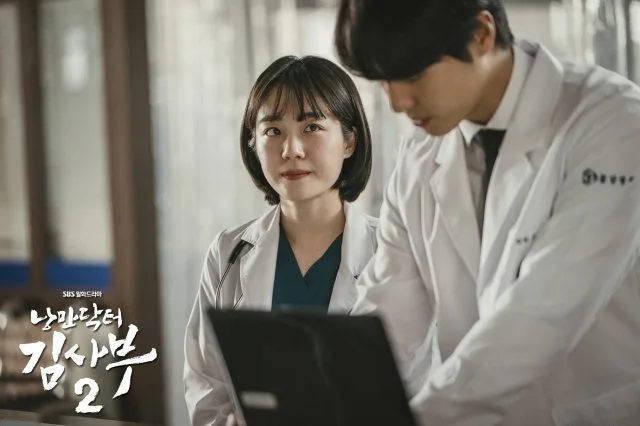 Kiểu tóc ngắn của So Ju-yeon trong Người Thầy Y Đức 2