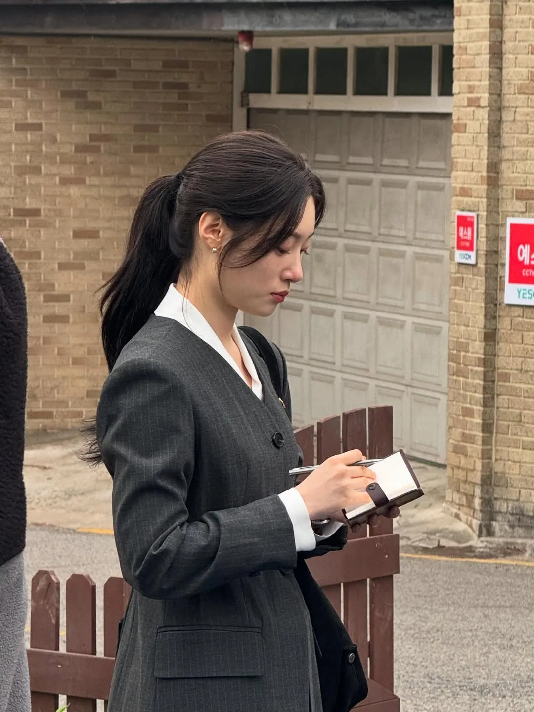 "nữ luật sư" Jung Chae-yeon diện vest