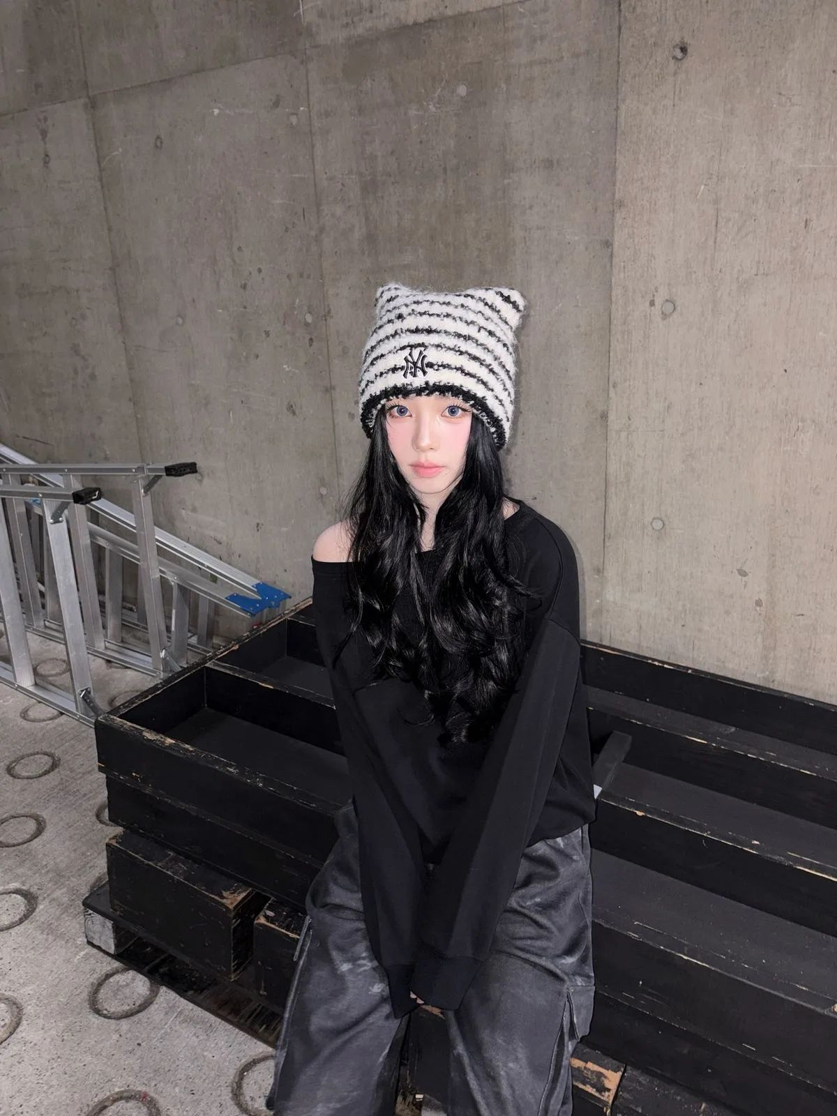 Karina diện chiếc beanie tai mèo