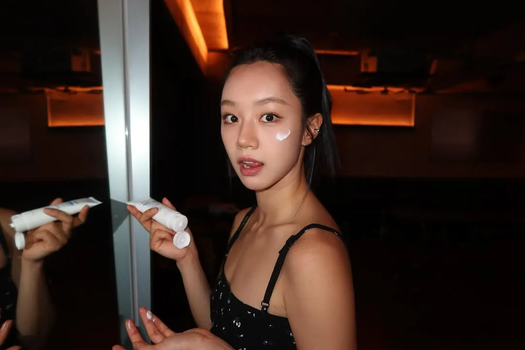 chăm sóc da đón tết, Hyeri đang bôi kem dưỡng da
