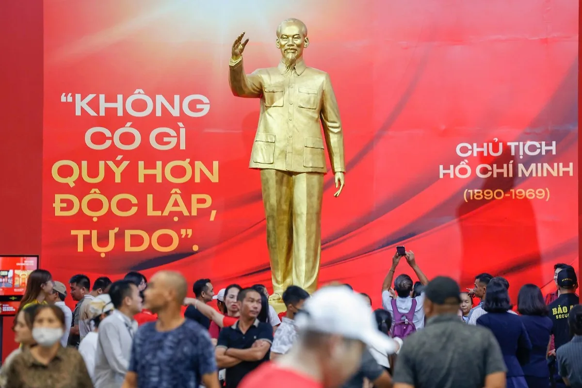 Tượng Chủ tịch Hồ Chí Minh_triển lãm 80 năm thành tựu đất nước_ELLE Việt Nam