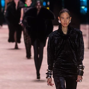 Saint Laurent Thu-Đông 2022: Trường đoạn kịch tính của chủ nghĩa tối giản