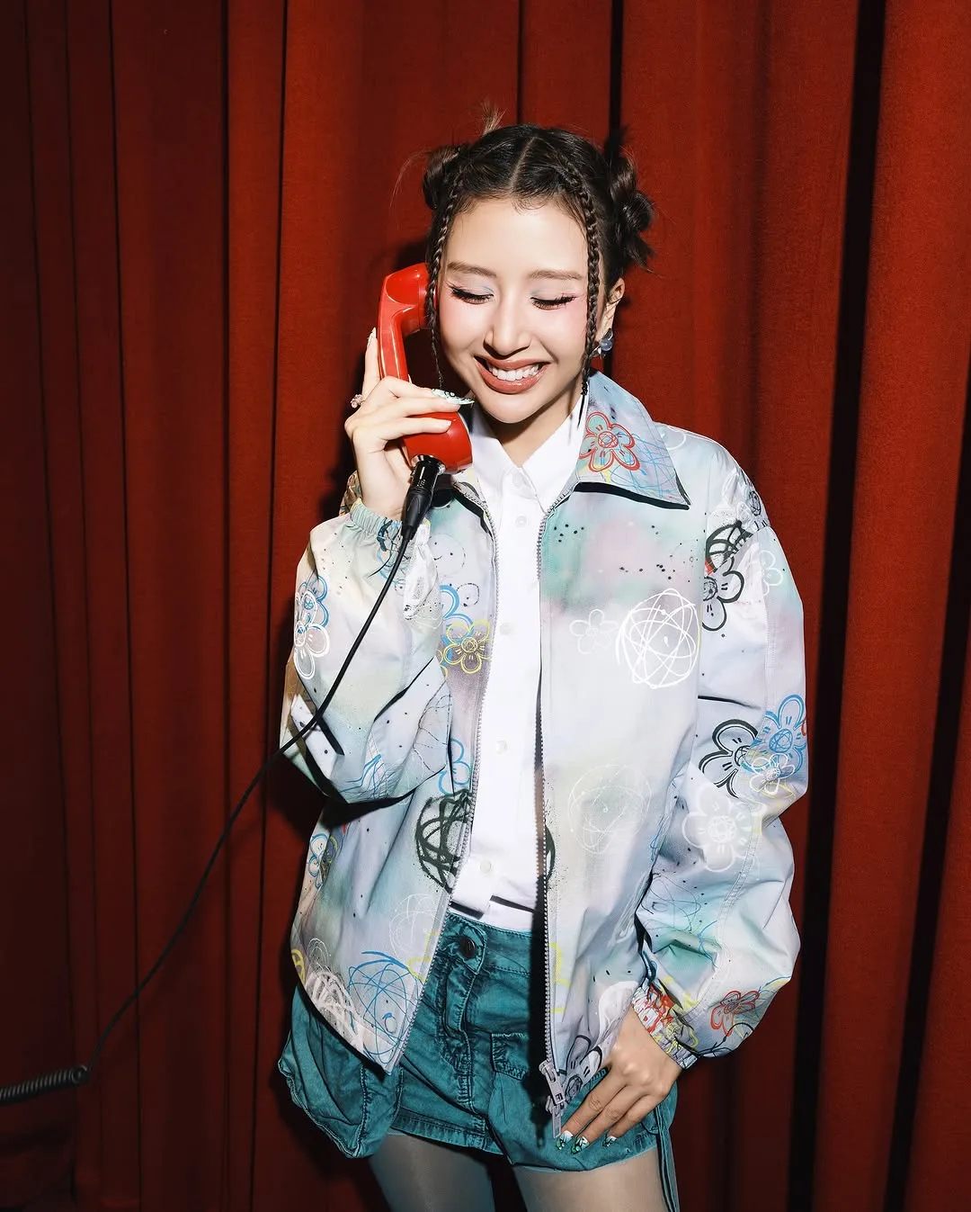 Công thức áo khoác overfit và chân váy ôm được fashionista Quỳnh Anh Shyn áp dụng thật phong cách.
