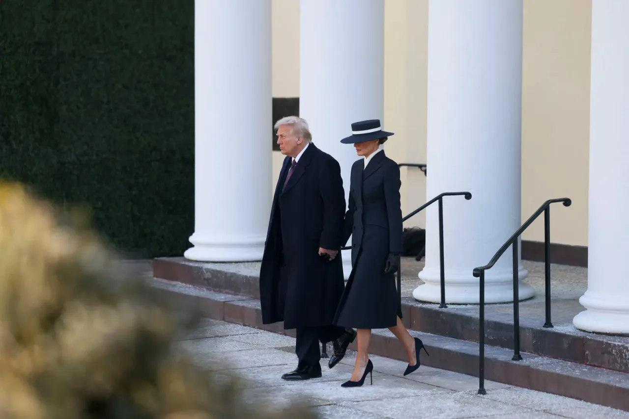 Melania Trump diện trench coat dài