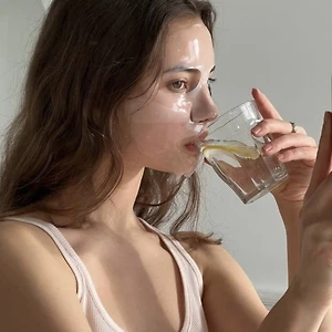 Cô gái đang đắp mặt nạ để chống lão hóa da.
