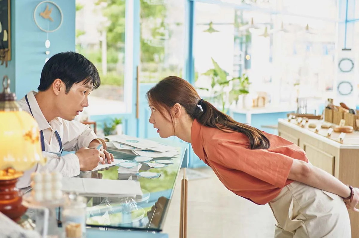 Tạo hình khác biệt giữa ngày và đêm của YoonA trong Em Xinh Tinh Quái