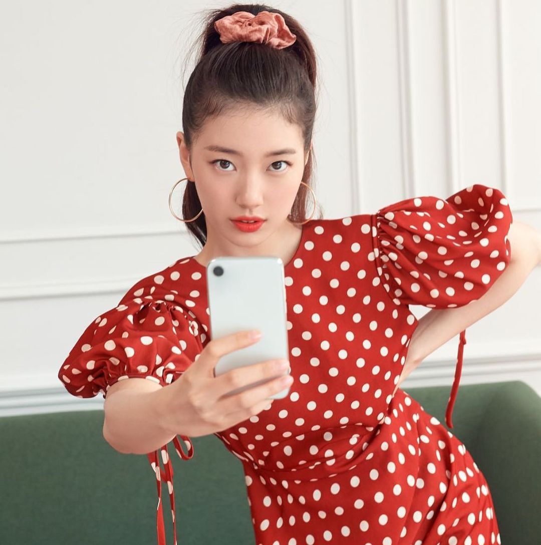 suzy mặc đầm đỏ chấm bi