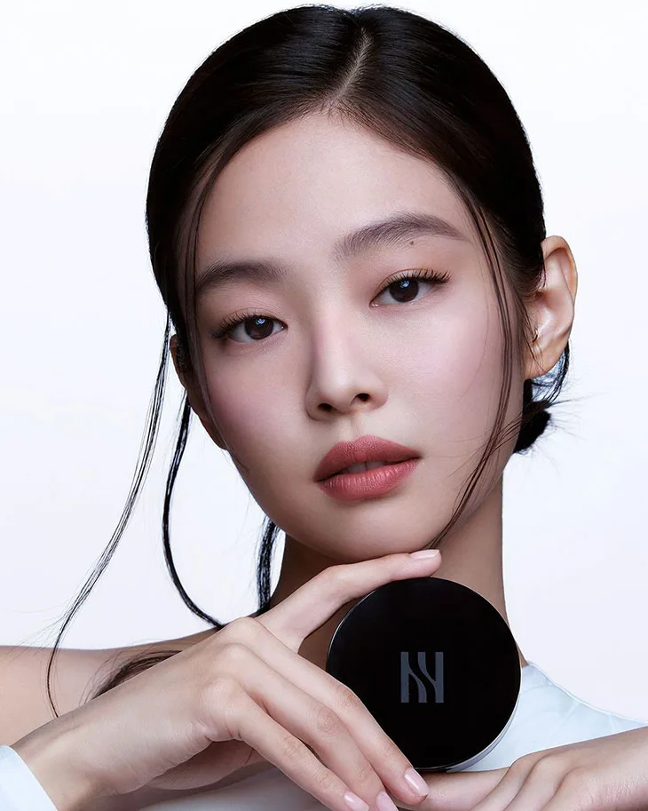 Cô gái tay cầm cushion của Hera Beauty