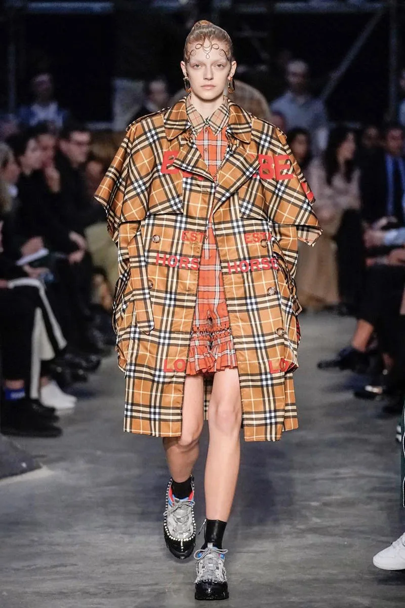 Đầm và trench coat xu hướng tartan trên sàn diễn Burberry