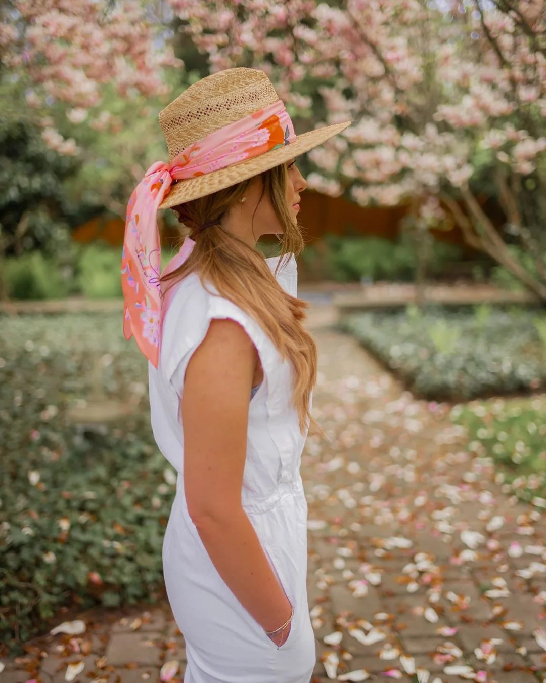 cô gái mặc đẹp với mũ rộng vàng thắt khăn bandana màu đỏ