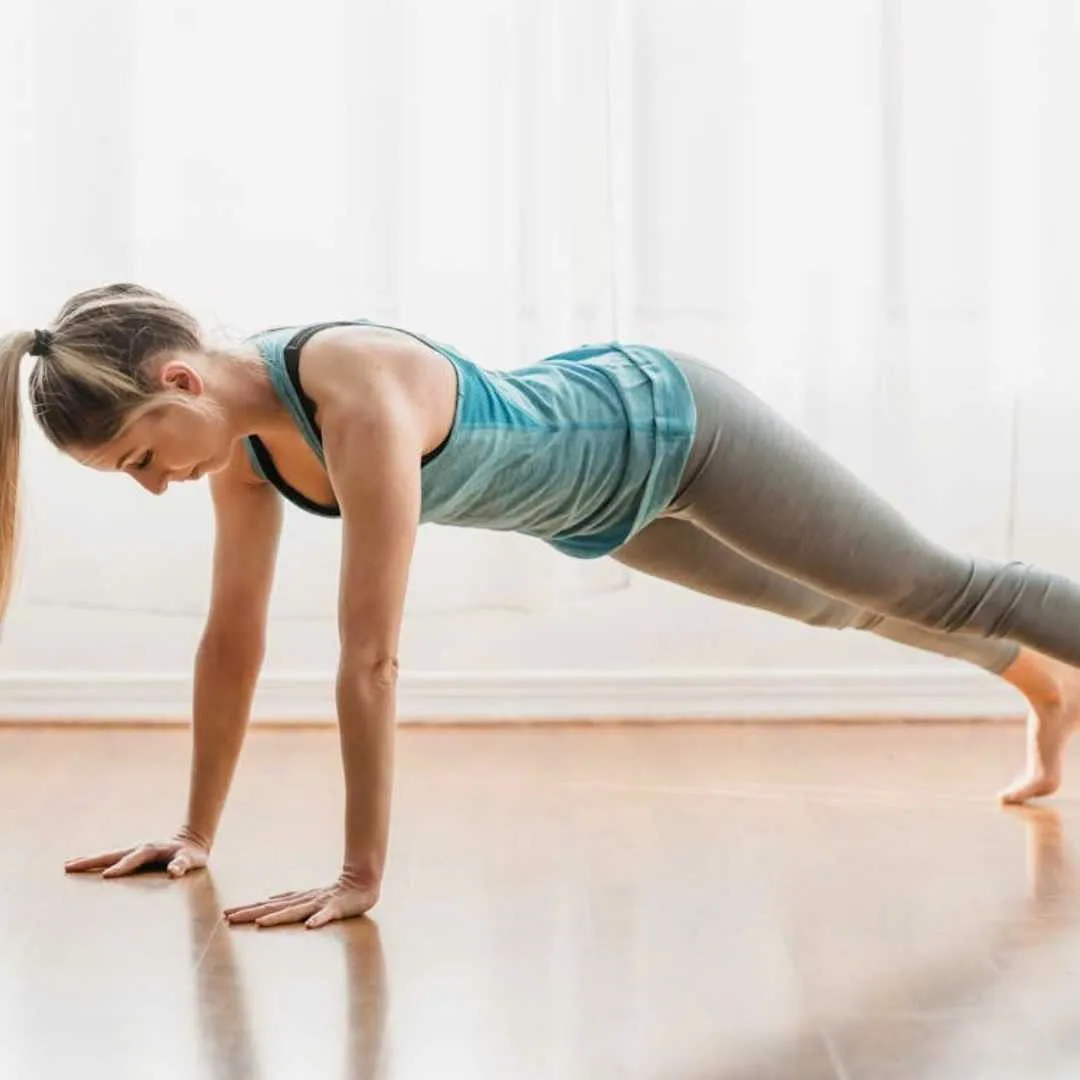 Cô gái tập động tác workout chống đẩy