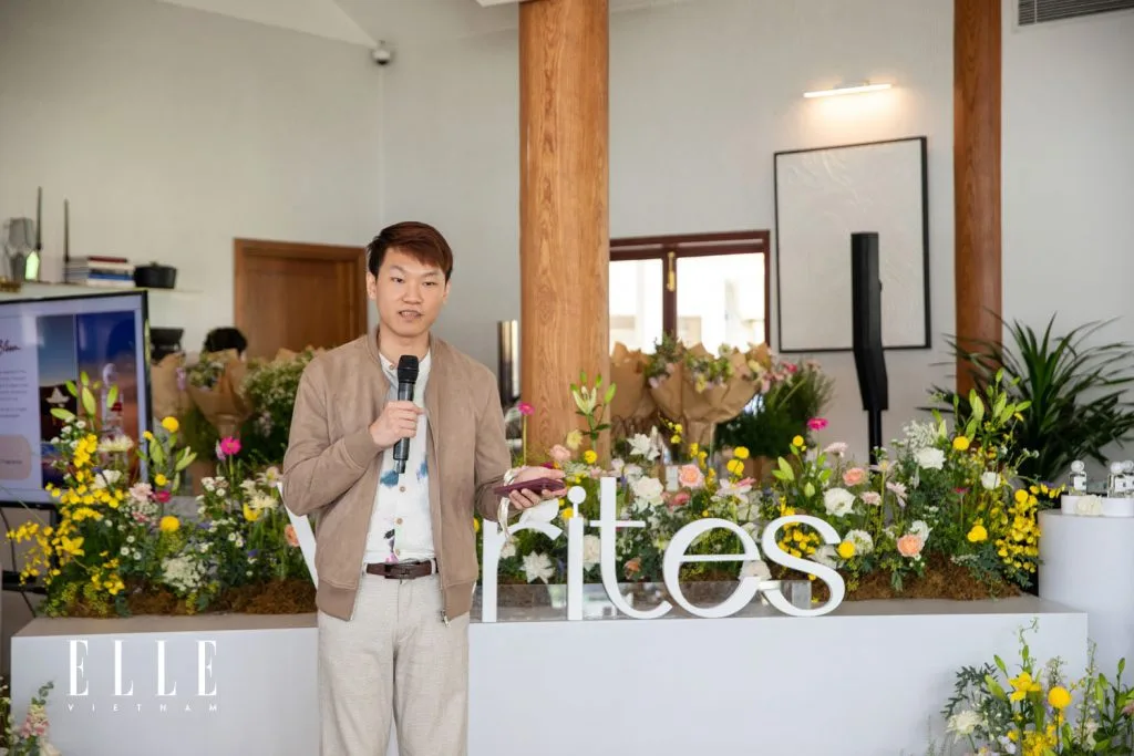 Khách mời chia sẻ tại bữa tiệc hương mùa Hạ. Verites lắng nghe chia sẻ của khách mời.