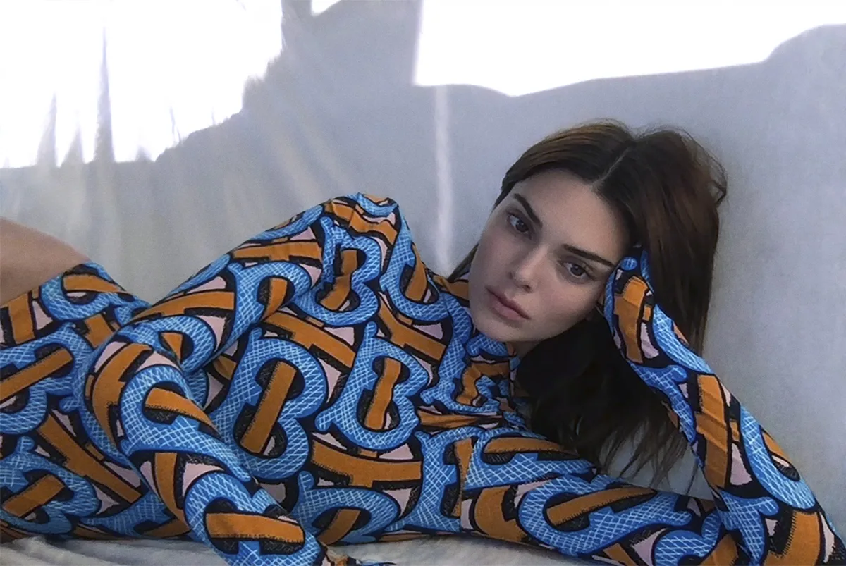 Kendall Jenner mặc bodysuit dài tay in họa tiết trong BST Burberry TB Summer Monogram