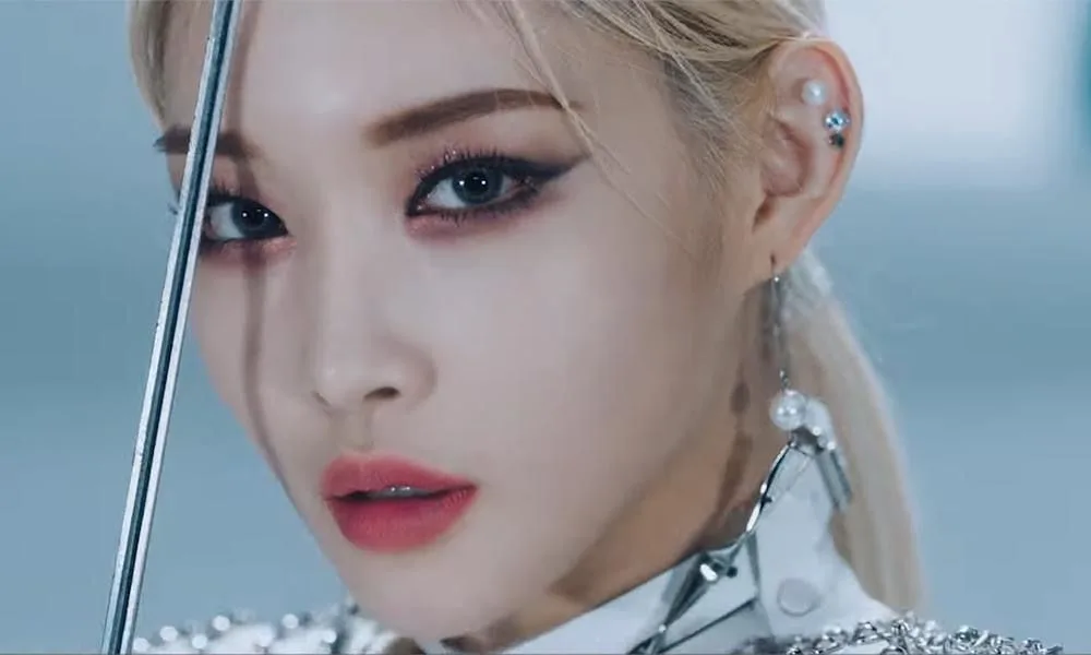 Đôi mắt cuốn hút, sắc lạnh tạo nên thần thái của Kim Chung Ha. kim chung ha cá tính