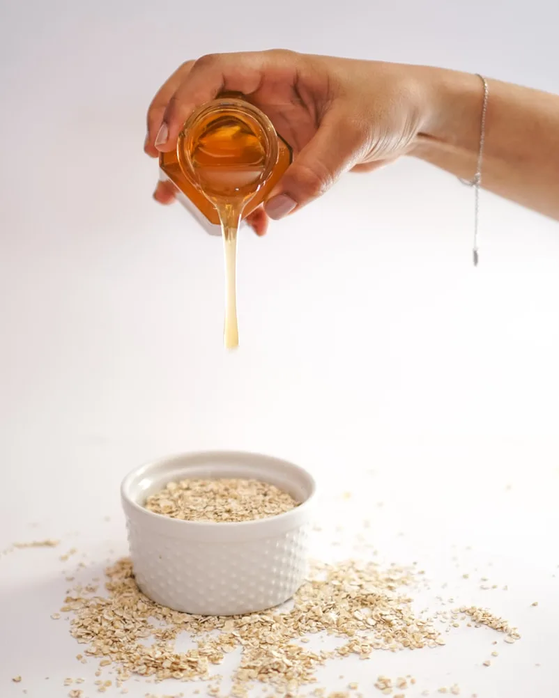 Làm trắng da toàn thân và cải thiện sắc tố da bằng hỗn hợp bột yến mạch - mật ong.